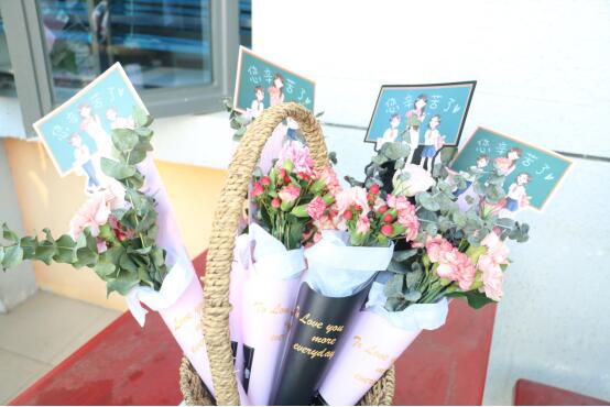 景观与生态学院教师节开展送花送祝福活动