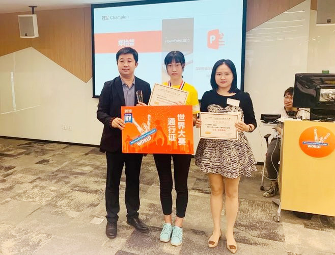图6-2019年第十五届MOS全国大赛冠军郑怡芸同学与指导老师张婧妮（右）及颁奖嘉宾合影_副本.jpg