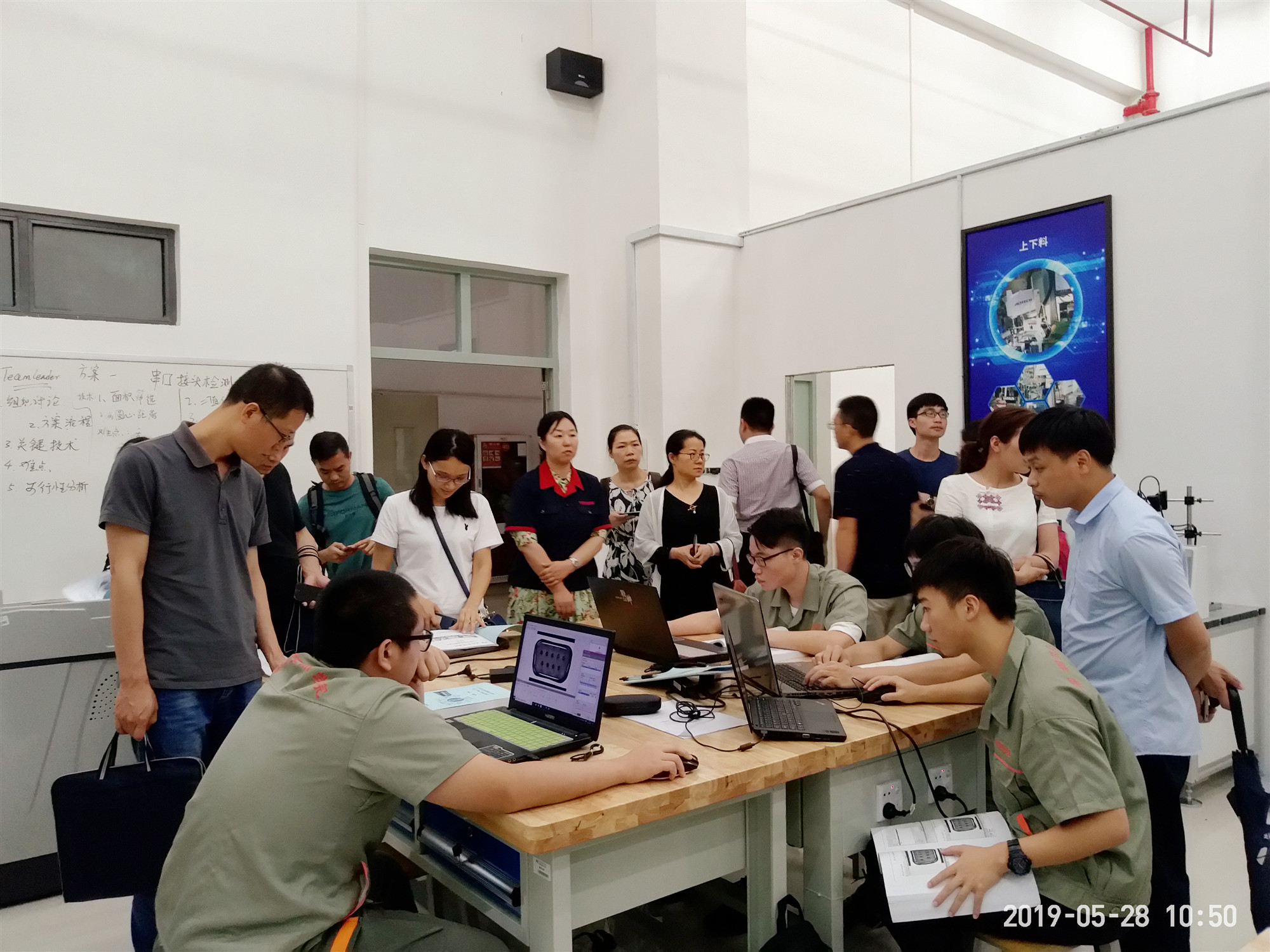 5.28上午 李泽明 实训室参观1_副本.jpg