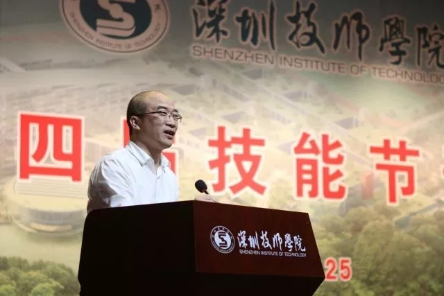 开幕式结束后,赵忠良副局长等领导和嘉宾到竞赛现场饶有兴致的观看了