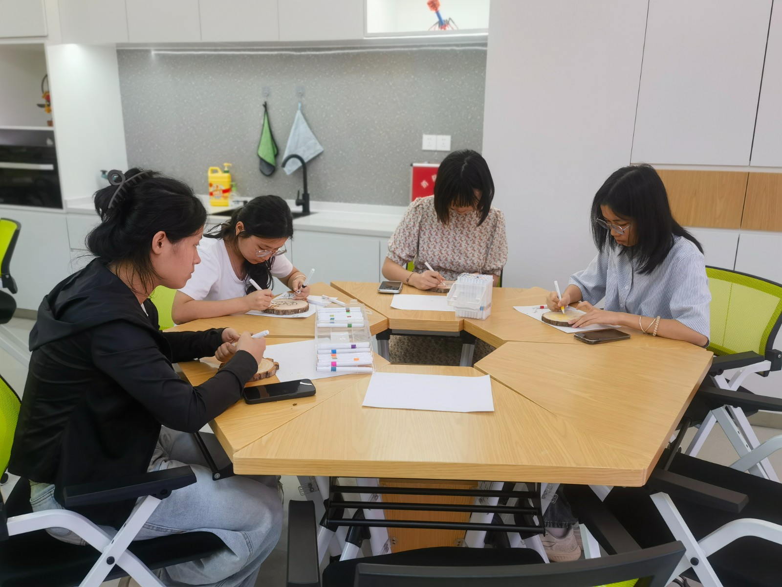4学生绘画过程.jpg 4学生绘画过程.jpg